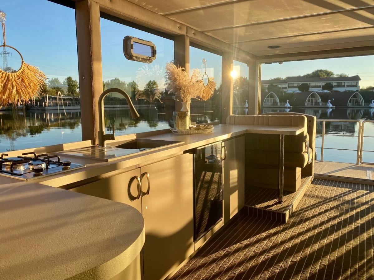 Lieblingsplatz Parey - Schwimmendes Hausboot Hotel Kültér fotó